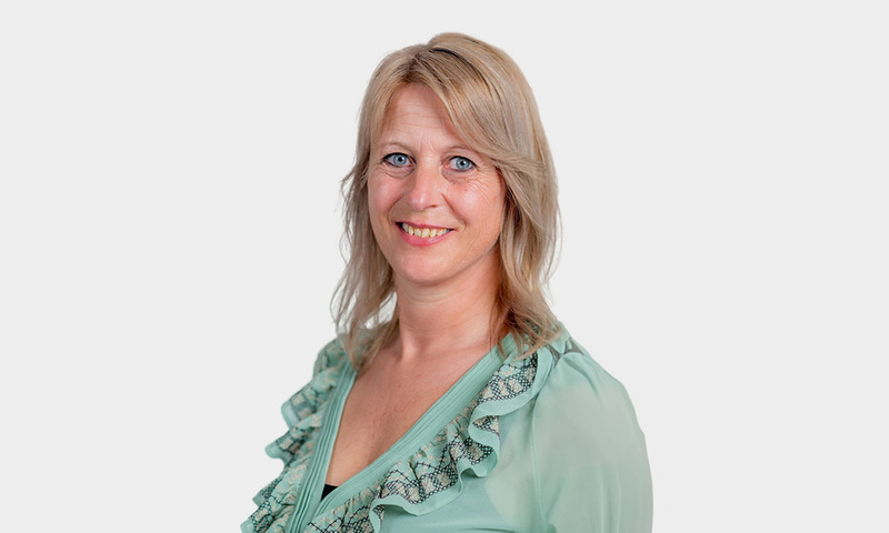Foto van Timara met een wit-grijze achtergrond
